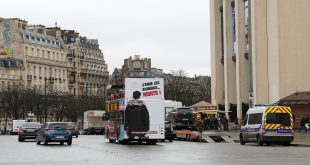 Campagne fourrure sur les Cars Rouges parisiens